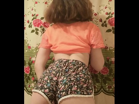 ❤️ セクシーな若いベイブがカメラでショーツを脱ぐ ️❌ ポルノビデオ ❌️