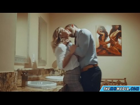 ❤️ 公衆トイレで巨乳金髪美女に誘惑されたら ️❌ ポルノビデオ ❌️